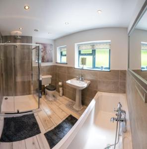 Phòng tắm tại Country Crabtree Bungalow with large wild garden