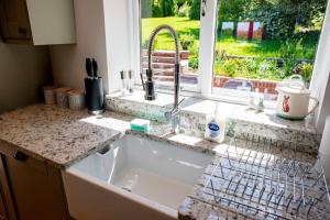 Ảnh trong thư viện ảnh của Country Crabtree Bungalow with large wild garden ở Leighton +81 ảnh