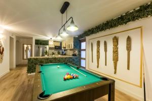 a pool table in a room with a kitchen at Santo - Coworking - Coliving - Madrid in Madrid