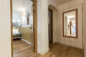 um corredor com uma porta que leva a um quarto em Santo - Coworking - Coliving - Madrid em Madrid