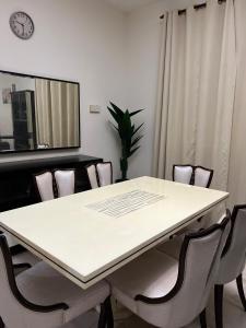 una sala de conferencias con una mesa blanca y sillas en Azlina Homestay Jerantut, en Jerantut
