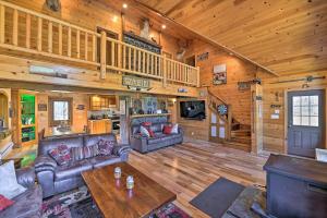 Unadilla Cabin on 50 Acres and Fire Pit and Creek في Unadilla: غرفة معيشة مع أثاث من الجلد في كابينة