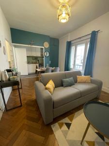 Il comprend un salon avec un canapé et une cuisine. dans l'établissement Le charmant de Rompsay, Familial & Moderne, à La Rochelle