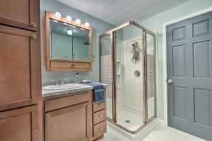 Bilik mandi di Riverfront Zanesville Getaway with Private Bar! +36 gambar
