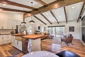 米蘇拉的住宿－Renovated Riverfront Missoula Home with Deck!，开放式厨房和带木梁的客厅。
