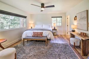 1 dormitorio con 1 cama y ventilador de techo en Renovated Riverfront Missoula Home with Deck! en Missoula