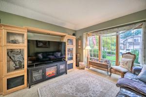 ein Wohnzimmer mit einem Kamin und einem TV in der Unterkunft Charming Vancouver Home - Patio and Fire Pit! in Vancouver