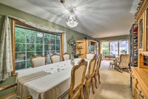 uma sala de jantar com uma mesa e cadeiras e uma janela em Charming Vancouver Home - Patio and Fire Pit! em Vancouver