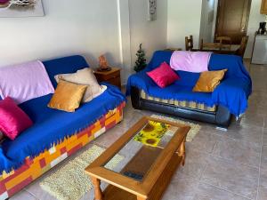 - un salon avec deux canapés et une table basse dans l'établissement JÚPITER EN EDIFICIO REMEDIOS, à Los Llanos de Aridane