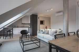 sala de estar con sofá blanco y mesa en El Prau de Mito, en Cangas de Onís