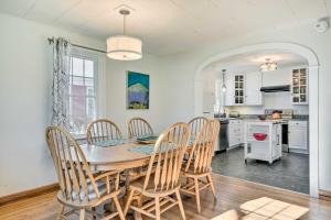 cocina y comedor con mesa y sillas en Charming Farmhouse Walk to Village and Trails!, en East Burke