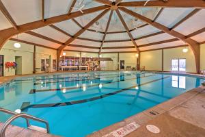 une grande piscine intérieure avec un grand plafond dans l'établissement Peaceful Poconos Home with Lake and Pool Access!, à Long Pond