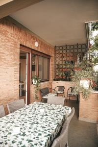 un patio con mesa y sillas en Vatican House Apartment, en Roma
