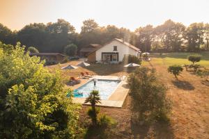 an aerial view of a house with a swimming pool at Le Ranch Kabahina Golf in Saint-Geours-de-Maremne