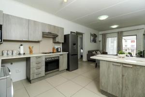 una grande cucina con elettrodomestici in acciaio inossidabile e un piano di lavoro di The Quintessential getaway a Midrand