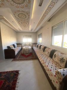 ein großes Wohnzimmer mit Sofas und einem Tisch in der Unterkunft Ayah's Vacation Home in Sidi Yahia az Zaʼer