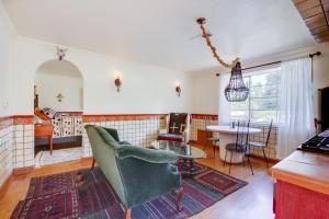 Кът за сядане в Cozy & Equipped Spanish-Style Casita in Berkeley apts