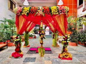 Garður fyrir utan Hotel Ananda Pashupati