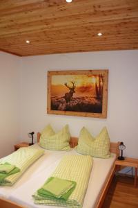 una cama con una foto de un ciervo en la pared en Chalet Ferienhaus Radmer, en Radmer an der Hasel