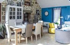 a dining room with a table and chairs at Awesome Home In Trézélanbégard in Trézelan