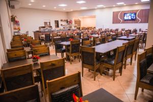 Um restaurante ou outro lugar para comer em Iguassu Express Hotel