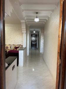 Villa a tamaris dar bouazza في الدار البيضاء: غرفة مع ردهة مع سرير وطريق مفتوح