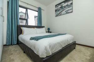 una camera da letto con un letto grande con una finestra di The Quintessential getaway a Midrand