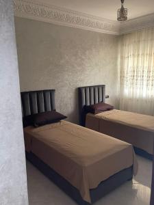 سرير أو أسرّة في غرفة في Villa a tamaris dar bouazza