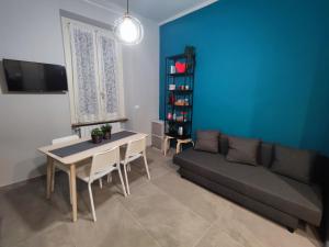 salon z kanapą i stołem w obiekcie La Little Prince A casa come in una favola w Turynie