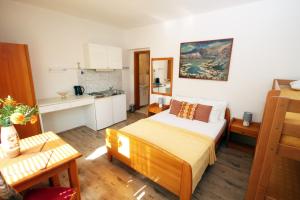 Kleines Zimmer mit einem Bett und einer Küche in der Unterkunft Apartmani Kukoljac in Herceg-Novi