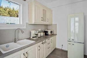 A kitchen or kitchenette at Coraline Villa