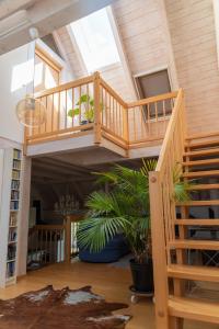 eine Holztreppe in einem Haus mit einer Pflanze in der Unterkunft Ferienwohnung Spessart - a13250 in Straßbessenbach