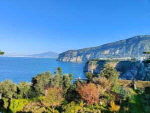 una vista de la costa amalfi en Italia en Villa Preziosa al Pizzo 3 km da Sorrento en Sant'Agnello