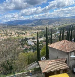 uma vista para uma cidade com árvores e um edifício em Superbe appartement au château d’Aubenas em Aubenas