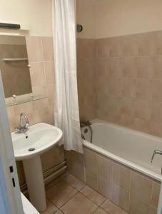 Koupelna v ubytování Superbe appartement au château d’Aubenas