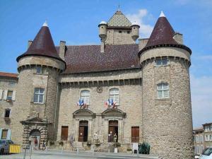 um grande edifício de tijolos com torres em cima em Superbe appartement au château d’Aubenas em Aubenas