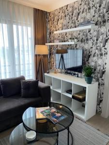 een woonkamer met een bank en een tafel bij 12 rooms hotel in Köseilyas