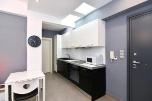 O bucătărie sau chicinetă la Excellent apartment luxuriously renovated