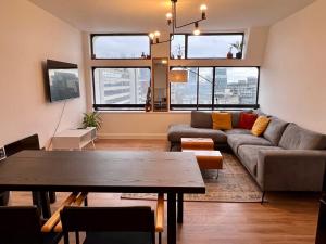 Χώρος καθιστικού στο City View 2 Bedrooms Flat