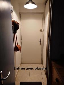 ein Badezimmer mit einer weißen Tür und einem Flur in der Unterkunft Apt confortable au pied des pistes et de la forêt in Bolquere