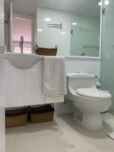 ein weißes Bad mit einem Waschbecken und einem WC in der Unterkunft Espectacular apartamento en San Andres Hansa Reef in San Andrés