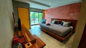 เตียงในห้องที่ River CoCo @ Amphawa