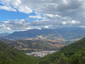 Blick auf ein Tal mit Bergen und eine Stadt in der Unterkunft Casa La Fábrica in Algodonales