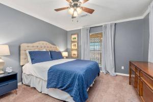 um quarto com uma cama e uma ventoinha de tecto em Sunnyside Retreat em Bacliff