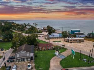 uma vista aérea de uma cidade com um edifício e o oceano em Sunnyside Retreat em Bacliff