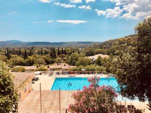 Vista de la piscina de Charming 2-Bed Cottage in Callian France o alrededores