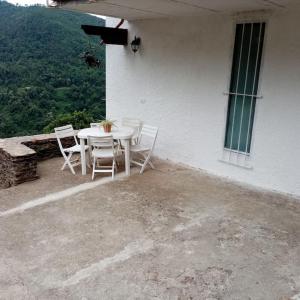 una mesa y sillas sentadas fuera de un edificio en La Finestra Verde en Montignoso