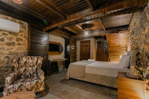A bed or beds in a room at Casa Maria Hotel