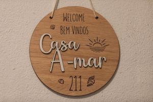 Ein hölzernes Schild, auf dem steht, welcomeben windet cisco a man in der Unterkunft Casa A-Mar in Sesimbra