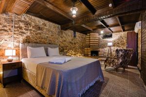 A bed or beds in a room at Casa Maria Hotel